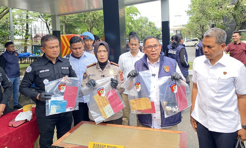 Dirreskrimum Polda Sumbar, AKBP Umar didampingi Kabid Humas Kombes Pol Susmelawati Rosya memamerkan barang bukti tersangka saat rilis di Mapolda Sumbar, Selasa (20/10). Deri oktazulmi