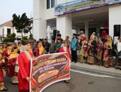 Literasi Budaya, Pemko Pariaman Gelar Karnaval Baju Kuruang Basiba