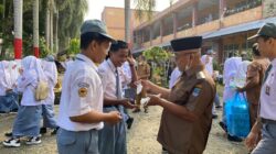 Bupati Pasbar, H. Yulianto, SH, saat membagikan masker di SMAN 1 Pasaman, Senin (19/10). (Arafat)