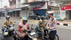 Satlantas Polres Pariaman Bagikan Masker kepada Masyarakat