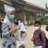 Pemkab Dharmasraya Kerahkan 15 Puskesmas Bagikan Masker kepada Siswa