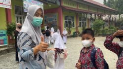 Pemkab Dharmasraya Kerahkan 15 Puskesmas Bagikan Masker kepada Siswa