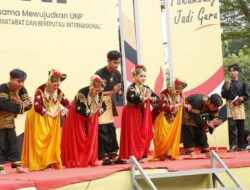 Panggung Rakyat Dies Natalis ke-72 UNP, Fakultas dan Sekolah Pembangunan Tampilkan Kreativitas