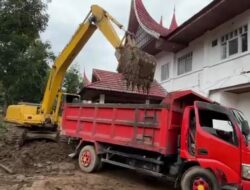 PerkimLH Kota Solok Kerahkan Tenaga dan Truk Bersihkan Material Galodo di Arosuka